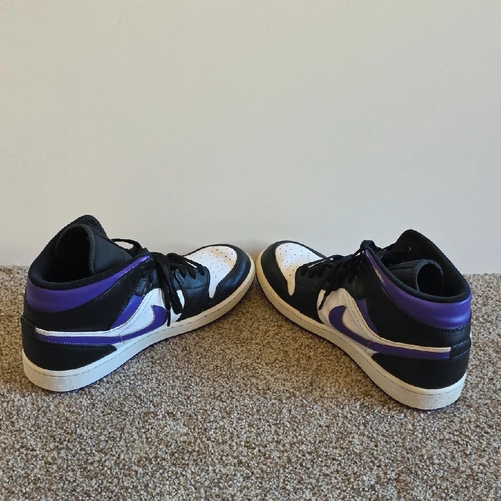 Nike Air Jordan 1 Mid Sneakers Size 11